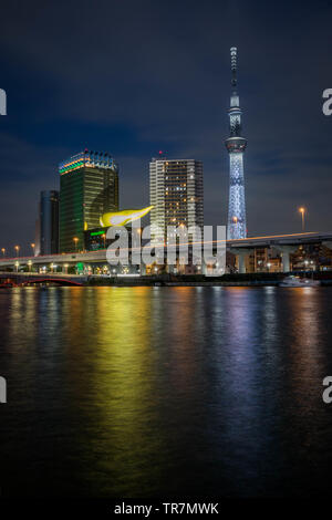 Vue de la tour Skytree avec le reflet dans la rivière pendant la nuit. Banque D'Images