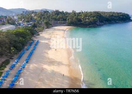 Vue aérienne de la natation de personnes dans la mer turquoise transparente à Karon Beach à Phuket, Thaïlande. Banque D'Images