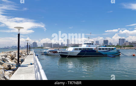 Bateau à la jetée du port dans la baie de Manille, Philippines Banque D'Images