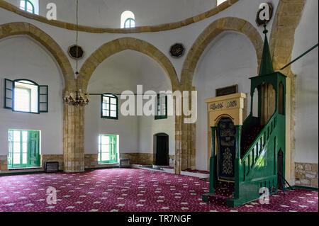 Vue de l'intérieur de la mosquée d'Umm Haram ou Hala Sultan Tekke, sur la rive ouest du lac salé de Larnaca, près de Larnaca, Chypre Banque D'Images