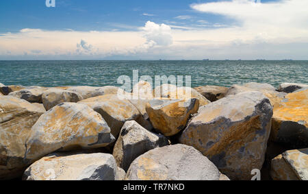 Pierres de brise-lames au bord de la mer dans la baie de Manille, Philippines Banque D'Images