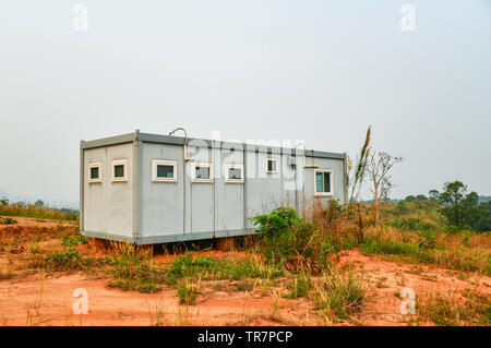 Fort container Office / Bureau de règlement de l'Administration du site industriel à l'extérieur du bâtiment sur hill mountain Banque D'Images