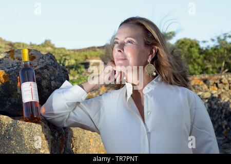 L'Italie, la Sicile, île de Pantelleria : l'actrice française Carole Bouquet présenté à Contrada Serraglio où elle produit des Sangue d'Oro, Passito de Pa Banque D'Images