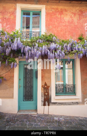 Détail d'une ancienne maison médiévale dans la vallée de Chevreuse en France Banque D'Images