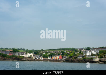 Summercove Kinsale ville pittoresque vue de la mer le jour d'été ensoleillé à Kinsale, comté de Cork, Irlande Banque D'Images