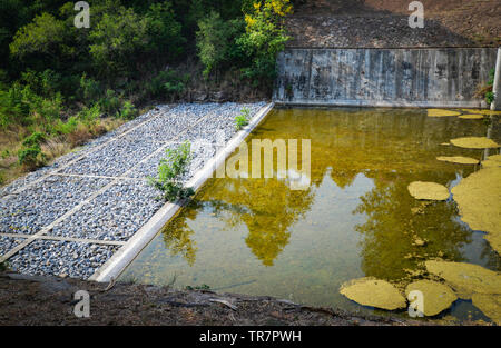 Le réservoir du barrage de drainage sur la colline avec canal et le système de drainage de l'eau Débit d'eau de la rivière de la nature Banque D'Images