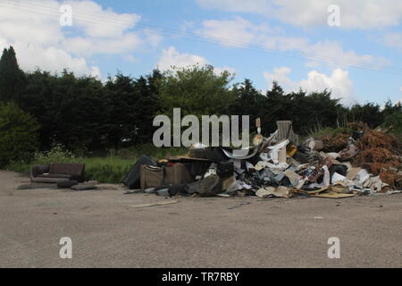 Les décharges sauvages, déchets et les déchets ménagers en plastique sur un chemin de campagne près de Selby North Yorkshire, Angleterre Banque D'Images