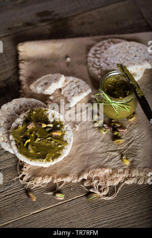 Pistache crème de beurre sur une tranche de pain croustillant de riz. Libre Banque D'Images