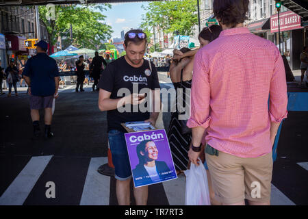 Un ouvrier le Tiffany Cabán campagne lors d'une foire de rue dans le quartier du Queens Astoria à New York le lundi 27 mai, 2019. Cabán est un des sept candidats pour le procureur de district de Queens et a été récemment approuvée par Cong. Alexandria Ocasio-Cortez.(© Richard B. Levine) Banque D'Images