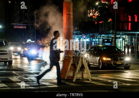 Les piétons à pied passé Con Edison purge vapeur excédentaire au cours d'une réparation du tuyau dans le quartier de Chelsea, New York le Jeudi, Mai 23, 2019. (© Richard B. Levine) Banque D'Images