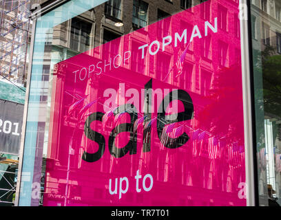 Le TopShop store sur la Cinquième Avenue à New York, le vendredi 24 mai 2019. Le Groupe d'Arcadia, le propriétaire de la chaîne TopShop, a annoncé qu'elle va déposer pour le chapitre 15 de la protection de faillite aux États-Unis et fermer ses 11 magasins ici. (© Richard B. Levine) Banque D'Images