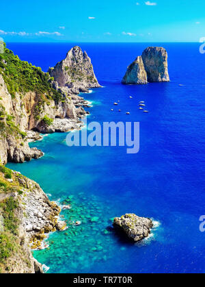 Donnant sur la magnifique côte de l'île de Capri en Italie en été. Banque D'Images