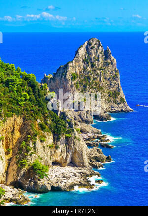 Donnant sur la magnifique côte de l'île de Capri en Italie en été. Banque D'Images