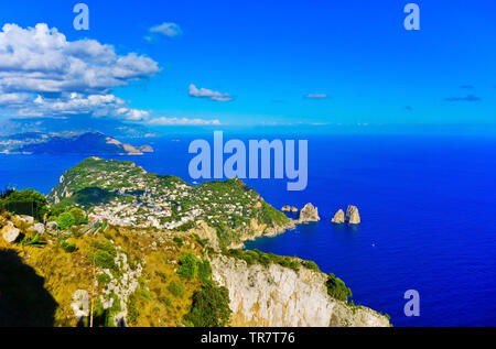 Donnant sur la magnifique côte de l'île de Capri en Italie en été. Banque D'Images