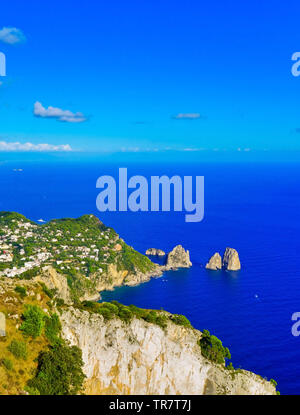 Donnant sur la magnifique côte de l'île de Capri en Italie en été. Banque D'Images