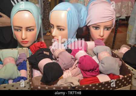 Female mannequin chefs porter un hijab ou headscarfs l'Indonésie à la mode musulmane Expo. L'industrie de la mode musulmane se développe très rapidement en Indonésie dans le passé se Banque D'Images