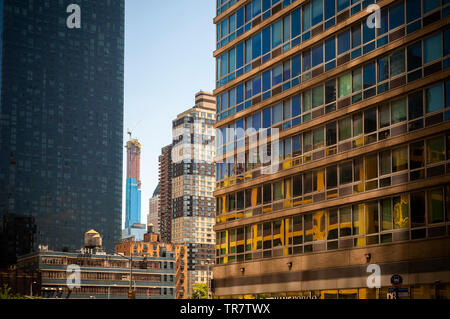 Le développement Extell, Central Park Tower sur West 57th Street se profile au entourant les bâtiments forment le côté ouest, à New York, le dimanche 26 mai, 2019. West 57th street est familièrement connu sous le nom de 'RowÓ du milliardaire. (© Richard B. Levine) Banque D'Images