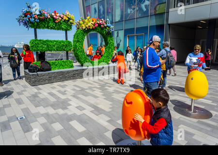 Shopping dans les Outlets mall Empire nouvellement ouvert à Staten Island, à New York, le samedi, 25 mai, 2019. Points de l'Empire est le premier outlet mall dans les cinq quartiers de New York est situé à seulement quelques pas du terminal de ferry de Staten Island. (© Richard B. Levine) Banque D'Images