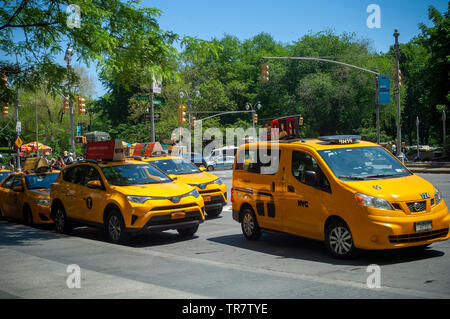 Une ligne de taxi en face de la Time Warner Center de New York le dimanche 26 mai, 2019. À la suite d'une enquête menée par le New York Times le NYS Procureur général a lancé une sonde dans le médaillon de taxi entreprise et ses pratiques de prêt. (© Richard B. Levine) Banque D'Images