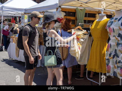 Parcourir les acheteurs chinois bon marché de vêtements fabriqués à une foire de rue dans le quartier d'Astoria New York le lundi 27 mai, 2019. (© Richard B. Levine) Banque D'Images