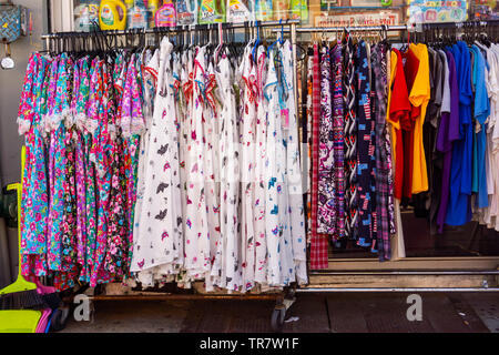 Vêtements chinois bon marché fabriqués à une foire de rue dans le quartier d'Astoria New York le lundi 27 mai, 2019. (© Richard B. Levine) Banque D'Images