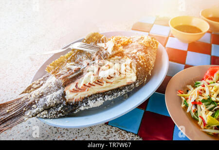 Le poisson Tilapia grillé au sel sur la plaque Asie style alimentaire poissons / brûler en thaï Banque D'Images