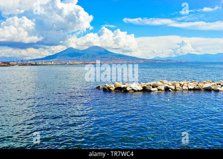 Vue sur le Mont Vésuve et le golfe de Naples sur une journée ensoleillée à Naples, en Italie. Banque D'Images