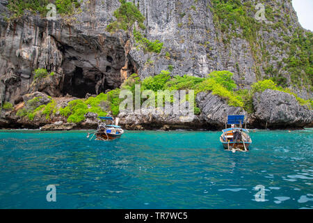 Bateaux longtail traditionnels pour le transport sur plage, province de Krabi, Thaïlande Banque D'Images