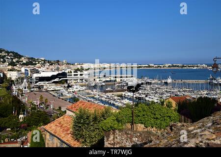 Vue panoramique sur le Vieux Port de Cannes, le Palais des Festivals, la Croisette et la côte, au sud de la France Banque D'Images
