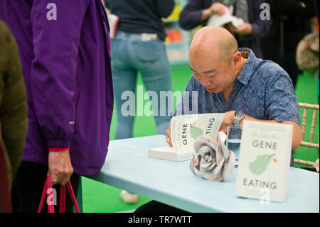 Dr Giles généticien Yeo livre signature pour les fans dans la librairie du festival Hay Hay-on-Wye Powys Pays de Galles UK Banque D'Images