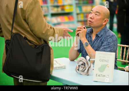 Dr Giles généticien Yeo livre signature pour les fans dans la librairie du festival Hay Hay-on-Wye Powys Pays de Galles UK Banque D'Images