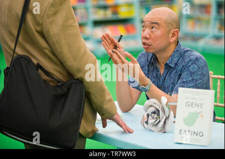 Dr Giles généticien Yeo livre signature pour les fans dans la librairie du festival Hay Hay-on-Wye Powys Pays de Galles UK Banque D'Images