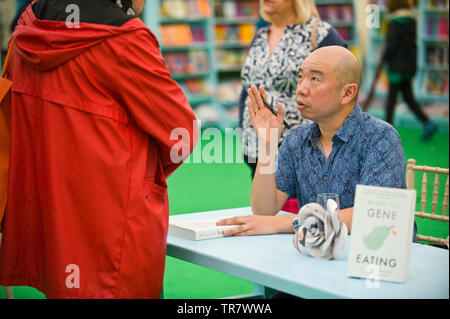 Dr Giles généticien Yeo livre signature pour les fans dans la librairie du festival Hay Hay-on-Wye Powys Pays de Galles UK Banque D'Images