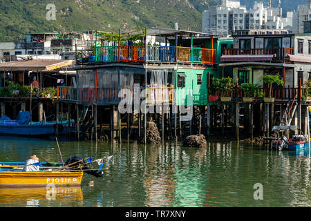 Maisons colorées sur pilotis, village de pêcheurs Tai O, Hong Kong, Chine Banque D'Images