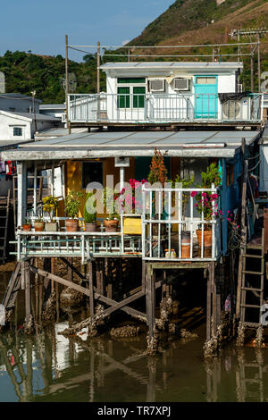 Maisons colorées sur pilotis, village de pêcheurs Tai O, Hong Kong, Chine Banque D'Images