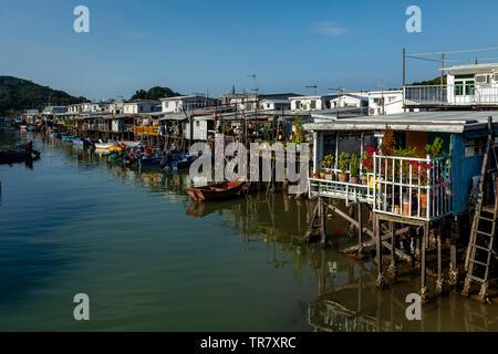 Maisons colorées sur pilotis, village de pêcheurs Tai O, Hong Kong, Chine Banque D'Images