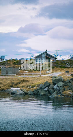 Maison moderne dans les îles Lofoten, Norvège, Nordland. Banque D'Images