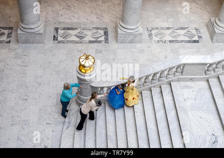 Deux jeunes filles vêtues de robes de bal sont photographiées dans le bâtiment du Capitole de l'État de l'Utah, à Salt Lake City, Utah Banque D'Images