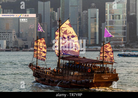 Un Aqua Luna Junk Boat Cruise dans le port de Victoria, Hong Kong, Chine Banque D'Images