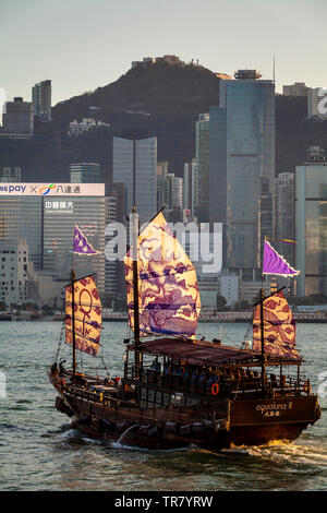 Un Aqua Luna Junk Boat Cruise dans le port de Victoria, Hong Kong, Chine Banque D'Images