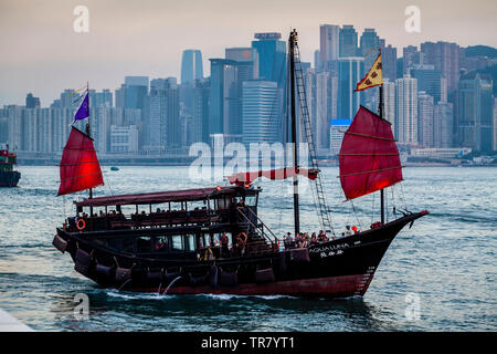 Un Aqua Luna Junk Boat Cruise dans le port de Victoria et d'horizon de Hong Kong, Hong Kong, Chine Banque D'Images