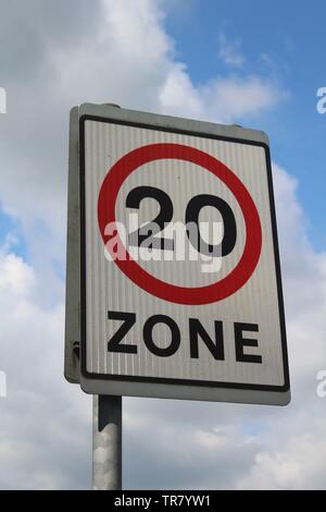 Inscrivez-vous sur la limite de vitesse limitée à 20 mph limite de vitesse dans la street Banque D'Images