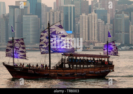 Un Aqua Luna Junk Boat Cruise dans le port de Victoria et d'horizon de Hong Kong, Hong Kong, Chine Banque D'Images