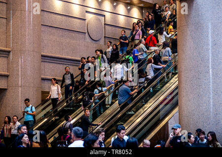 Les personnes qui entrent et quittent le centre commercial Times Square, Hong Kong, Chine Banque D'Images