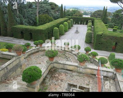 Vue d'une des magnifiques terrasses plantées dans les jardins à la résidence d'été privée du pape à Castel Gandolfo Banque D'Images