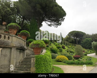 Vue d'une des magnifiques terrasses plantées dans les jardins à la résidence d'été privée du pape à Castel Gandolfo Banque D'Images