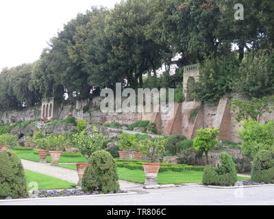 Vue d'une des magnifiques terrasses plantées dans les jardins à la résidence d'été privée du pape à Castel Gandolfo Banque D'Images