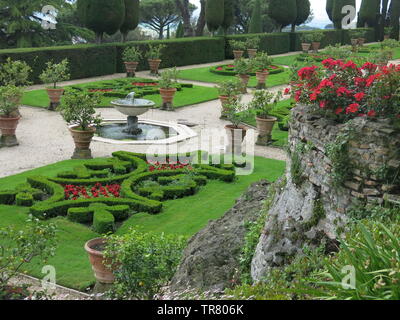 Vue d'une des magnifiques terrasses plantées dans les jardins à la résidence d'été privée du pape à Castel Gandolfo Banque D'Images