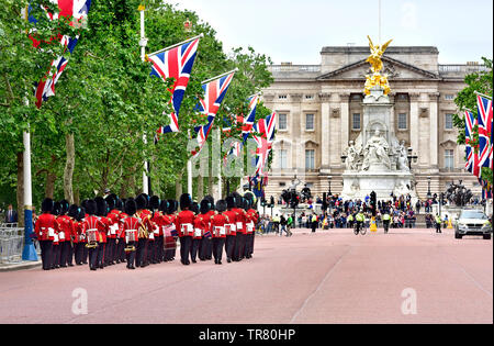 Londres, Angleterre, Royaume-Uni. Marche des Horse Guards de Buckingham Palace pour la relève de la Garde Banque D'Images