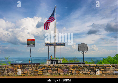 La station de Bean, New York, USA - 3 mai 2019 : Anciens Combattants donnent sur. Memorial pour les anciens combattants qui regarde au-dessus d'une vallée où les Cherokees conduit Daniel Boone Banque D'Images